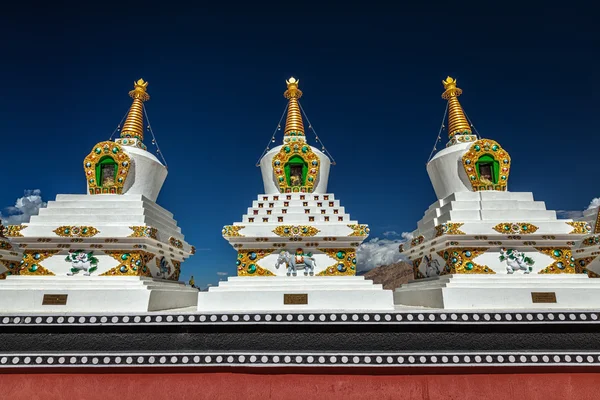 Bianco chortens stupas in Ladakh, India — Foto Stock