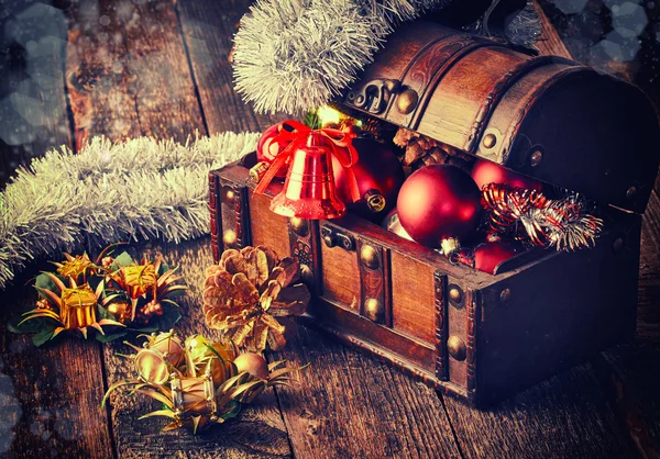 Διακοσμητικά χριστουγεννιάτικα κουδούνι με κουτί του θησαυρού — Φωτογραφία Αρχείου