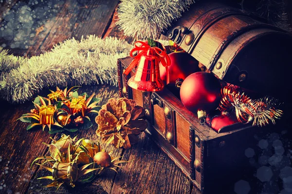 Dekorativní vánoční zvon s pokladničky — Stock fotografie