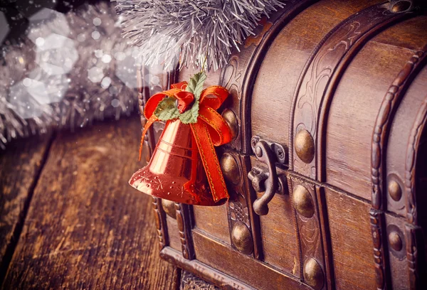 Campana decorativa de Navidad con caja del tesoro —  Fotos de Stock