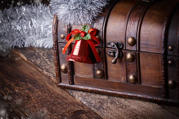 Campana di Natale decorativa con scatola del tesoro — Foto Stock