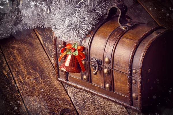 Διακοσμητικά χριστουγεννιάτικα κουδούνι με κουτί του θησαυρού — Φωτογραφία Αρχείου