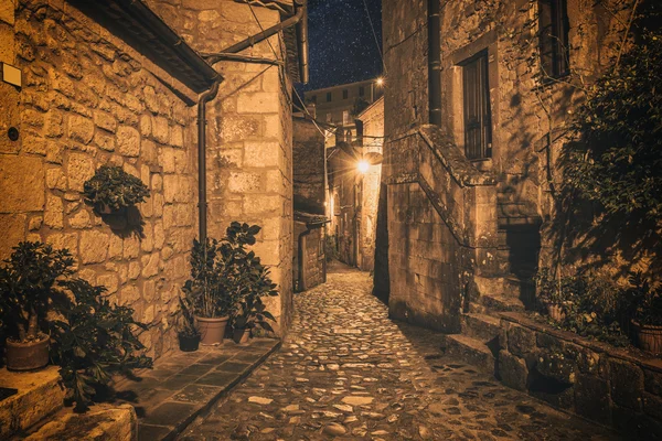 Sorano ulice v noci — Stock fotografie