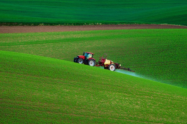 Maquinaria agrícola pulverización de insecticida — Foto de Stock