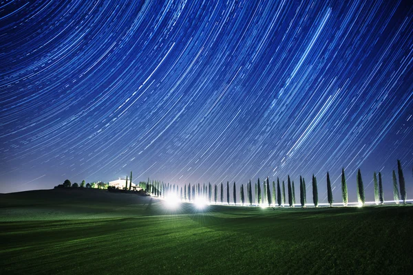 Paisaje con senderos de estrellas — Foto de Stock