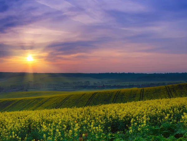 Frühling ländlicher Sonnenaufgang — Stockfoto