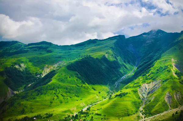 Зеленые горы Кавказа — стоковое фото