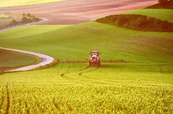 殺虫剤を散布する農業機械 — ストック写真