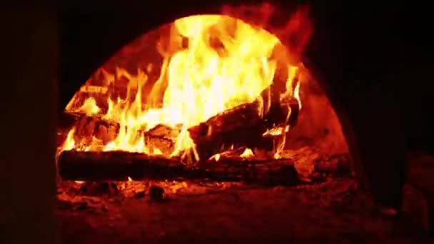 Eld brinnande i öppen spis — Stockvideo