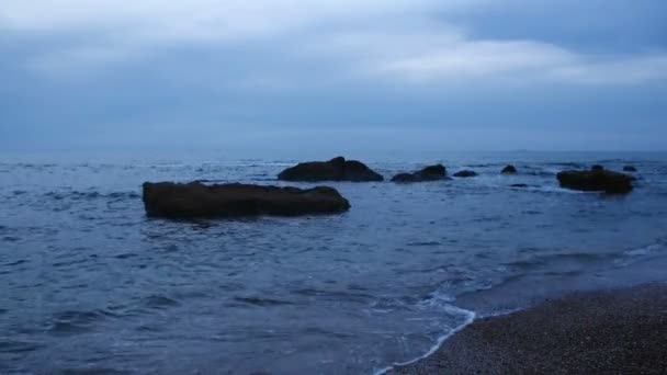 Surf marino en la costa — Vídeo de stock