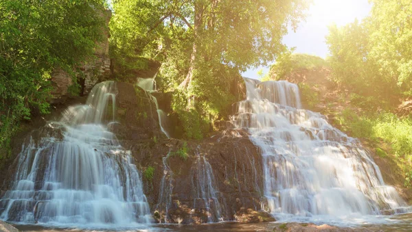Высокий водопад — стоковое фото