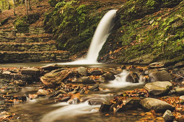 Höstens vattenfall — Stockfoto