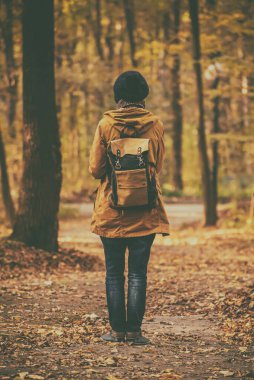 Parktaki hippi kız.