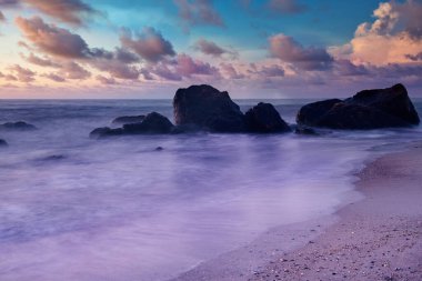 Denizde gün doğumu