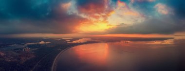 Denizin üzerinde gün batımı