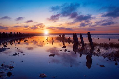 Gölde gün batımı