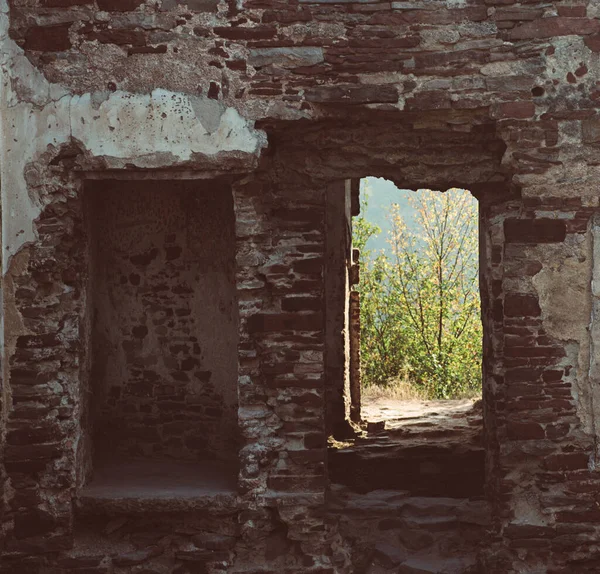 Oude muur met bres — Stockfoto