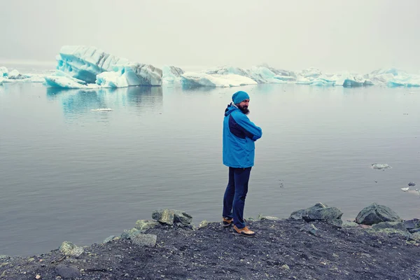 Muž blízko ledovce — Stock fotografie