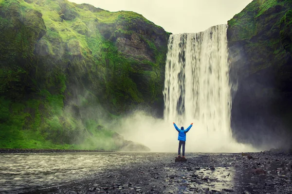 Homme près de la cascade — Photo