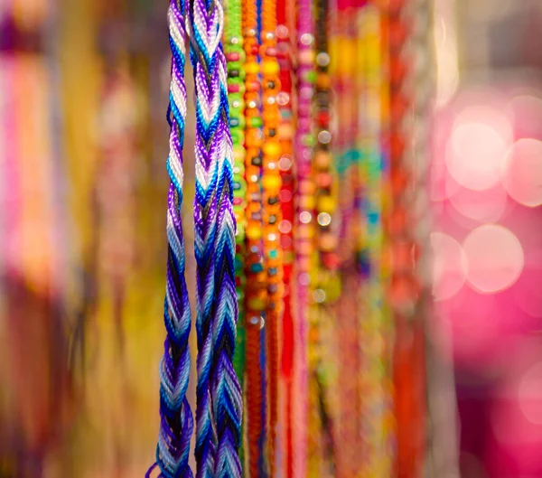 Kleurrijke gevlochten armbanden — Stockfoto