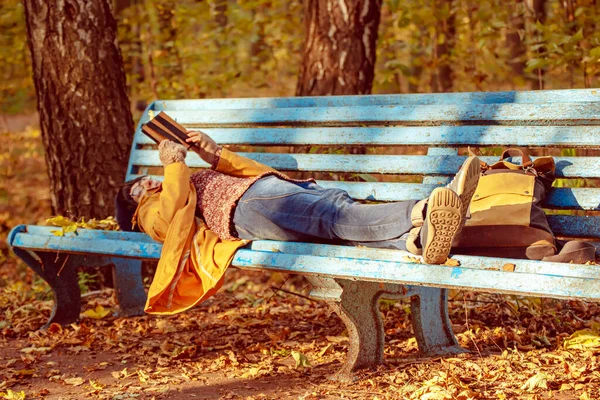 Hipster girl in a park — Stock Photo, Image