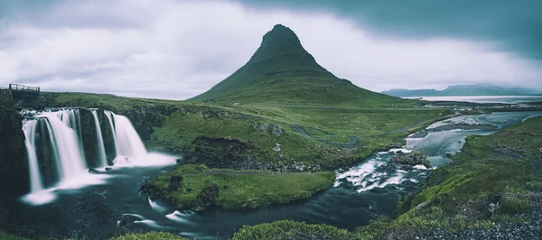 Kirkjufell berg och vattenfall — Stockfoto