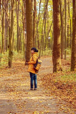 Parktaki hippi kız.