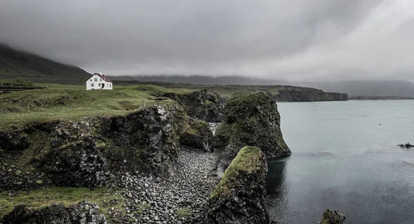 Ensomt islandsk hus - Stock-foto