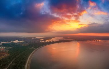 Denizin üzerinde gün batımı