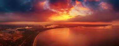 Denizin üzerinde gün batımı