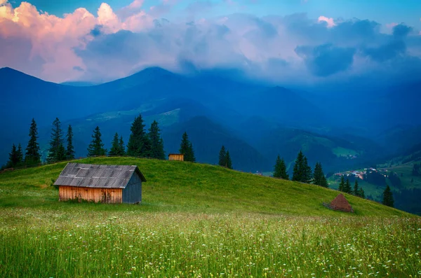 Paisagem de montanha dos Cárpatos — Fotografia de Stock