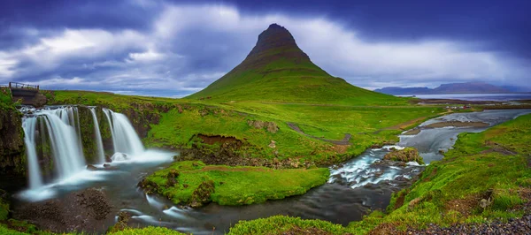 Kirkjufell hegy és vízesés — Stock Fotó