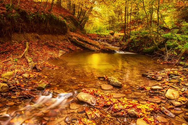 Herbstlicher Gebirgsfluss — Stockfoto