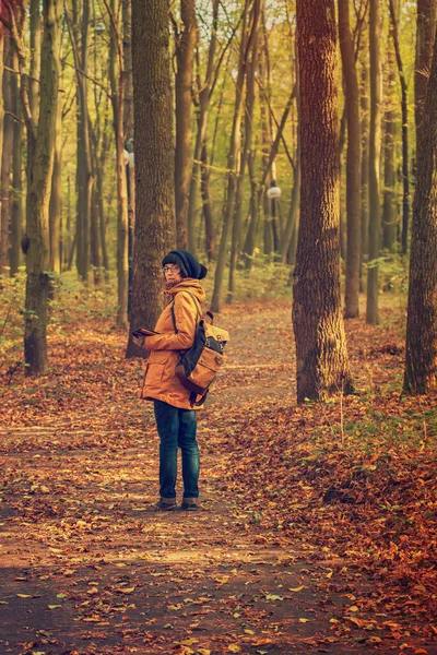 Parktaki hippi kız.