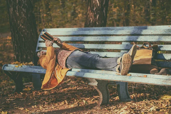 Hipster girl in a park — Stock Photo, Image