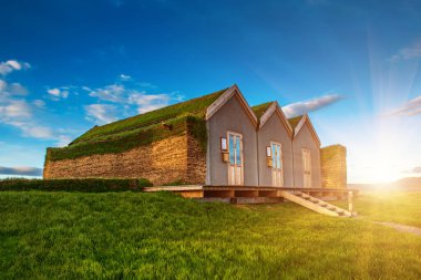 İzlanda 'daki çimenlik evler