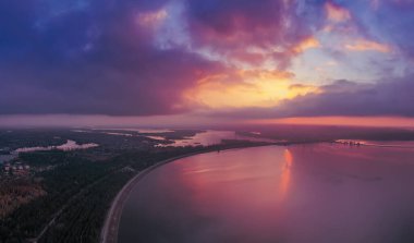 Denizin üzerinde gün batımı