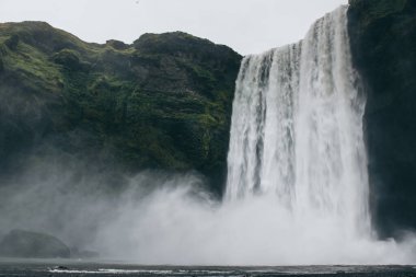 İzlanda 'da Scogafoss şelalesi