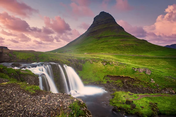 Kirkjufell berg en waterval — Stockfoto