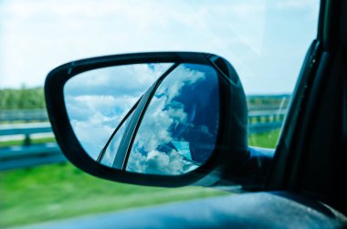 Bir araba yan ayna manzara