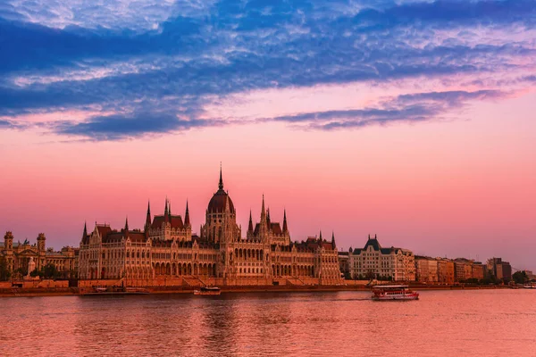Будапештский парламент и река — стоковое фото