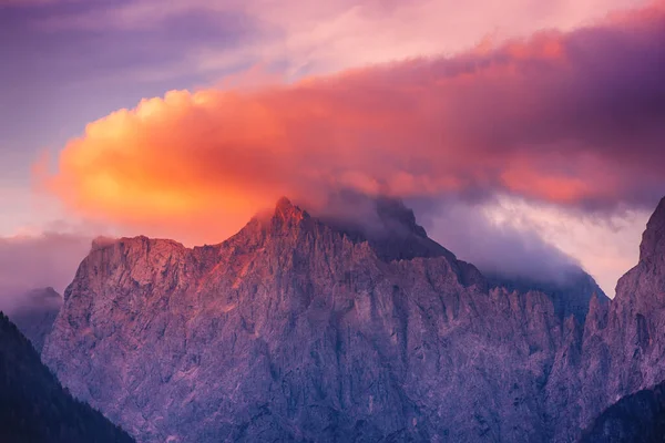 Pico da montanha Triglav ao nascer do sol — Fotografia de Stock