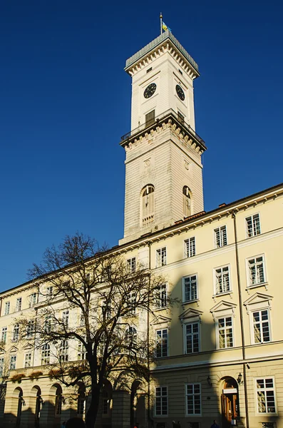 Town Hall Tower in het centrum van Europese stad — Stockfoto