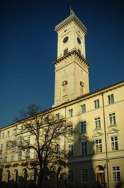 Radniční věž v centru evropských měst — Stock fotografie