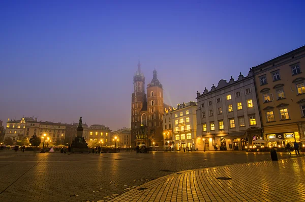 Plaza del mercado en Cracovia por la noche — Foto de Stock