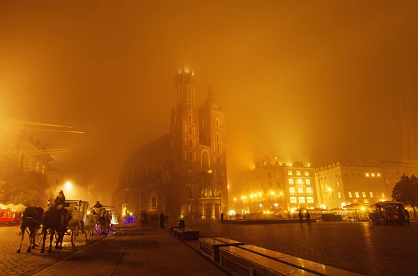 Plaza del mercado en Cracovia por la noche —  Fotos de Stock