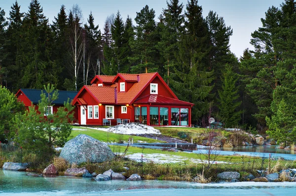 Röda norra huset i skogen — Stockfoto