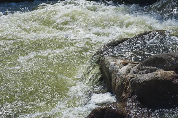 Snel stromende water — Stockfoto