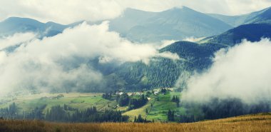 Sisli dağ manzarası