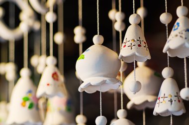 Markette hediyelik eşya çanlarını